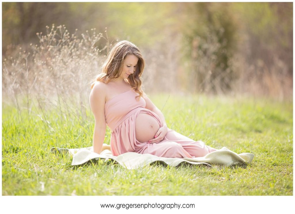 kalamazoo michigan maternity photos outside pink dress